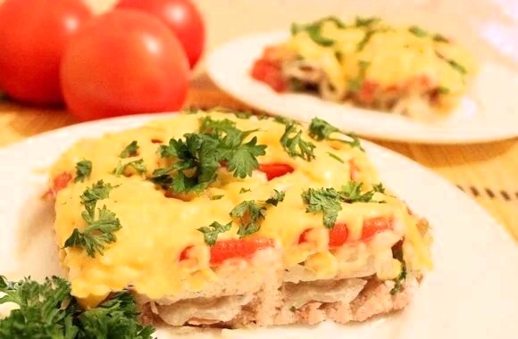 Свинина под картофельной шубкой с сыром и помидорами  
