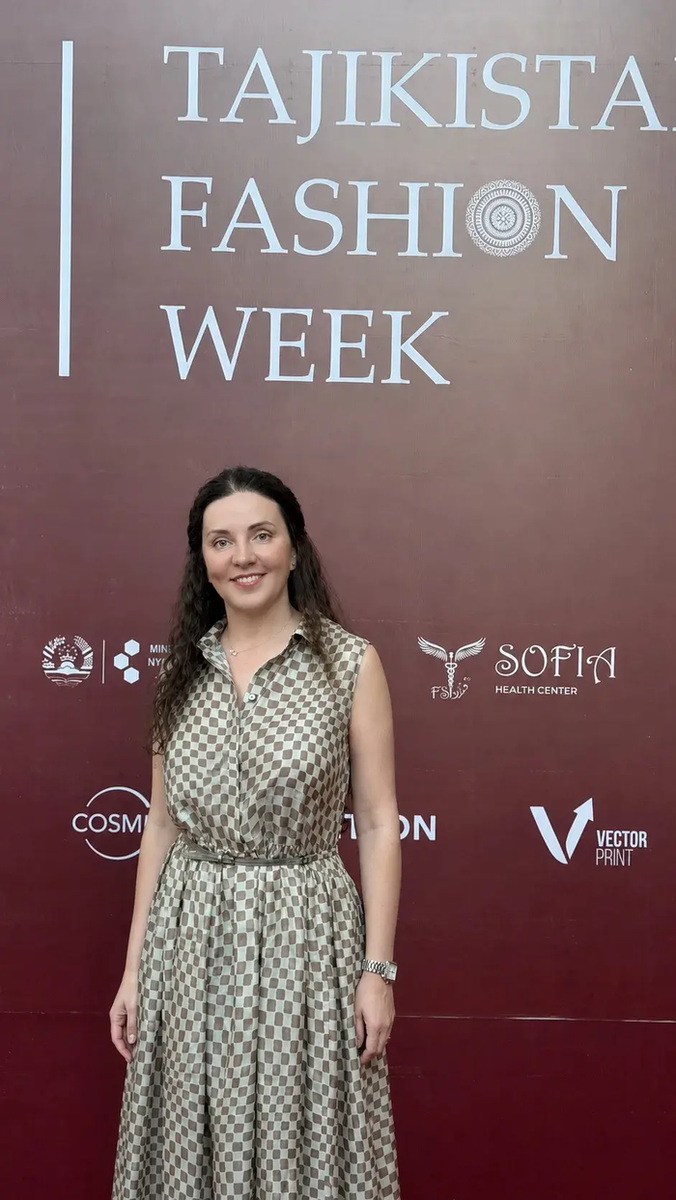 Екатерина Анисимова подчеркнула, что Tajikistan Fashion Week демонстрирует практический потенциал культурного наследия для современной моды. Источник: Союз журналистов СНГ.
