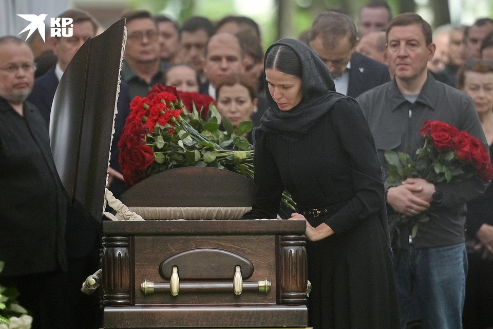    Не исключено, что молодая помощница Старовойта, она же его возлюбленная Полина, приедет на открытие памятника. Алексей БУЛАТОВ