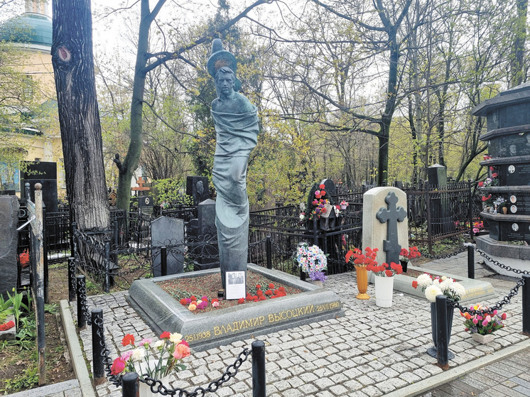     У могилы Высоцкого всегда живые цветы... / Ирина Бричкалевич