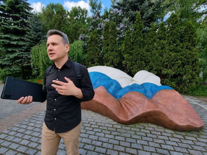     Гид Денис у могилы Б.Н.Ельцина. / Ирина Бричкалевич