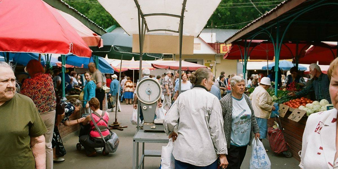 Зумеры массово ходят на рынки Москвы: рост цен на продукты и новая эстетика