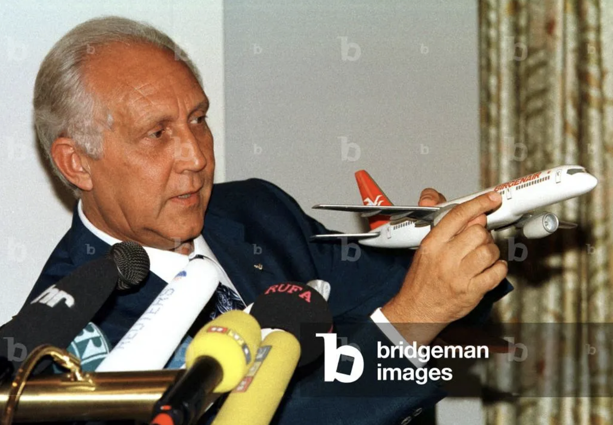 Четин Бирген с моделью самолета в ливрее Birgenair. (Юрген Шварц, Bridgeman Images)
