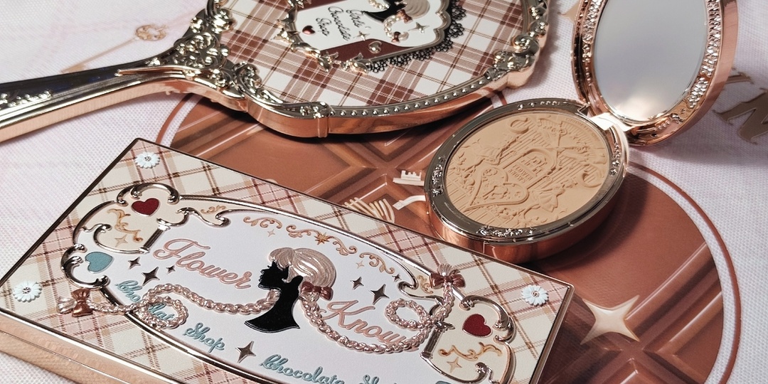 Моя нежная прелес-с-сть! Румяна Flower Knows Chocolate Series Embossed Blush 02 Knitted Bear