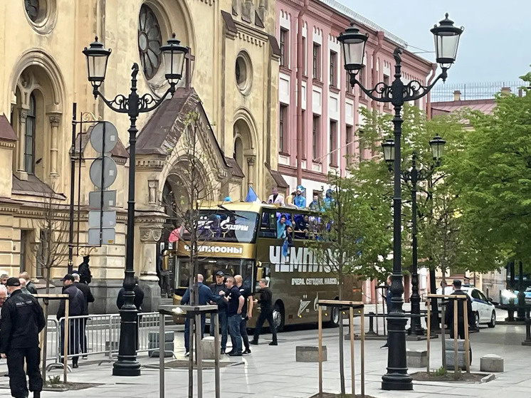     Автобус прибыл на праздник примерно в 21:00. Фото: МК в Питере / Дарья Таппо