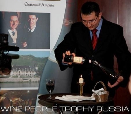 Ваш покорный слуга производит декантацию красного вина на конкурсе сомелье Wine People Trophy 2009