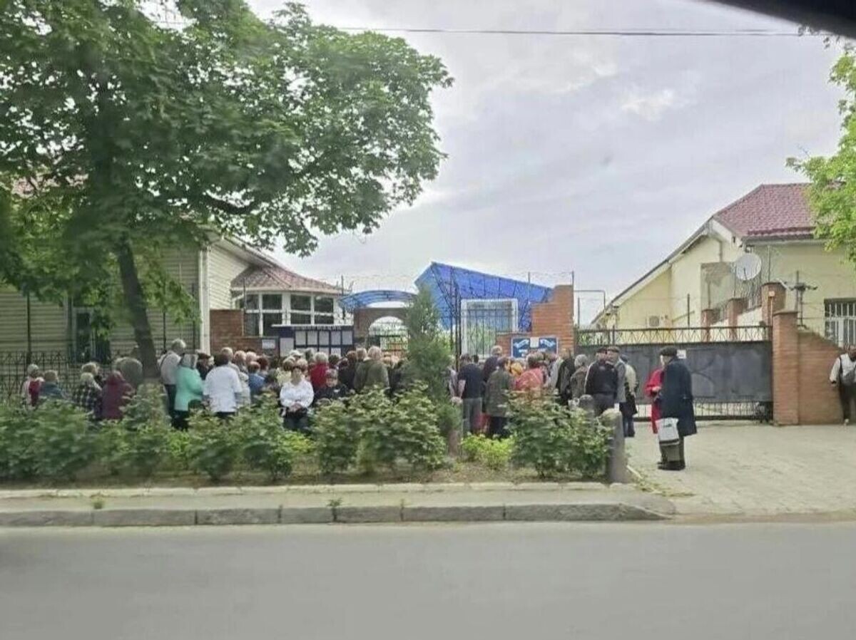    Жители Приднестровья у консульства РФ | © РИА Новости