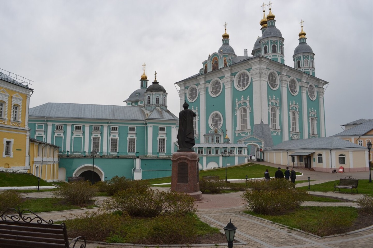 Во дворе стоит памятник Владимиру Мономаху. Фото: Яна Сергеева