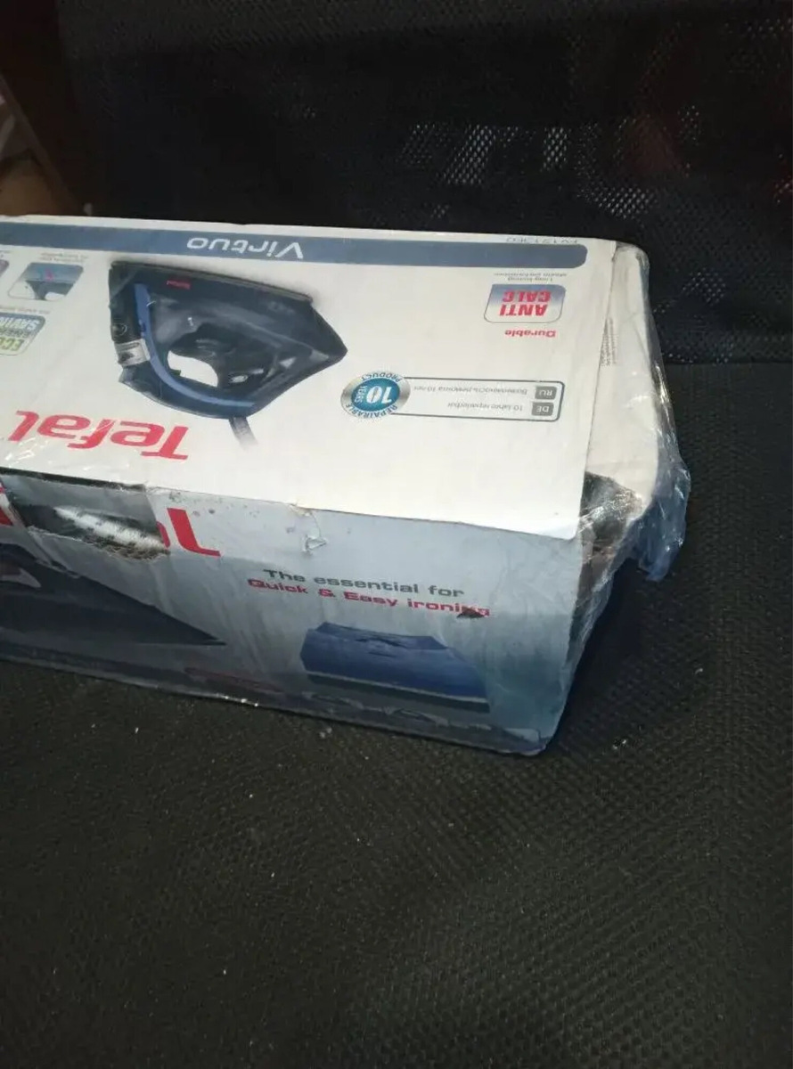 Утюг для одежды Tefal крупным планом.
