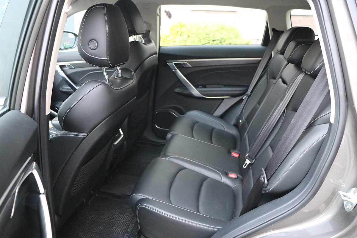    Интерьер и багажник Geely Atlas Pro