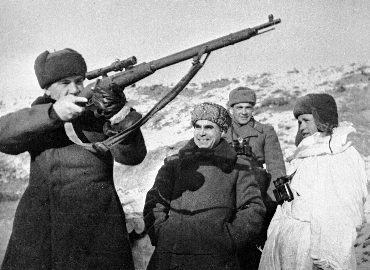Василий Чуйков осматривает оружие Василия Зайцева