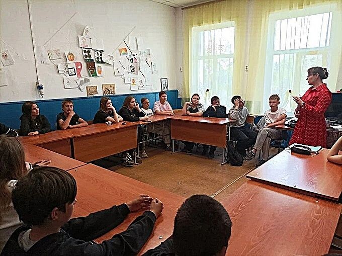 Ученики 6-го класса слушают Першину Веронику Вячеславовну