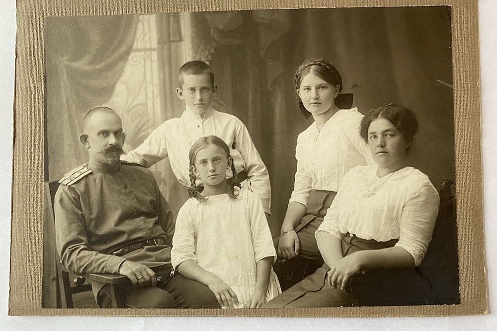    Семья: Александр Николаевич Билибин, Людмила, Юрий, Галина и Софья Степановна. / Фото: Личный архив Билибиных