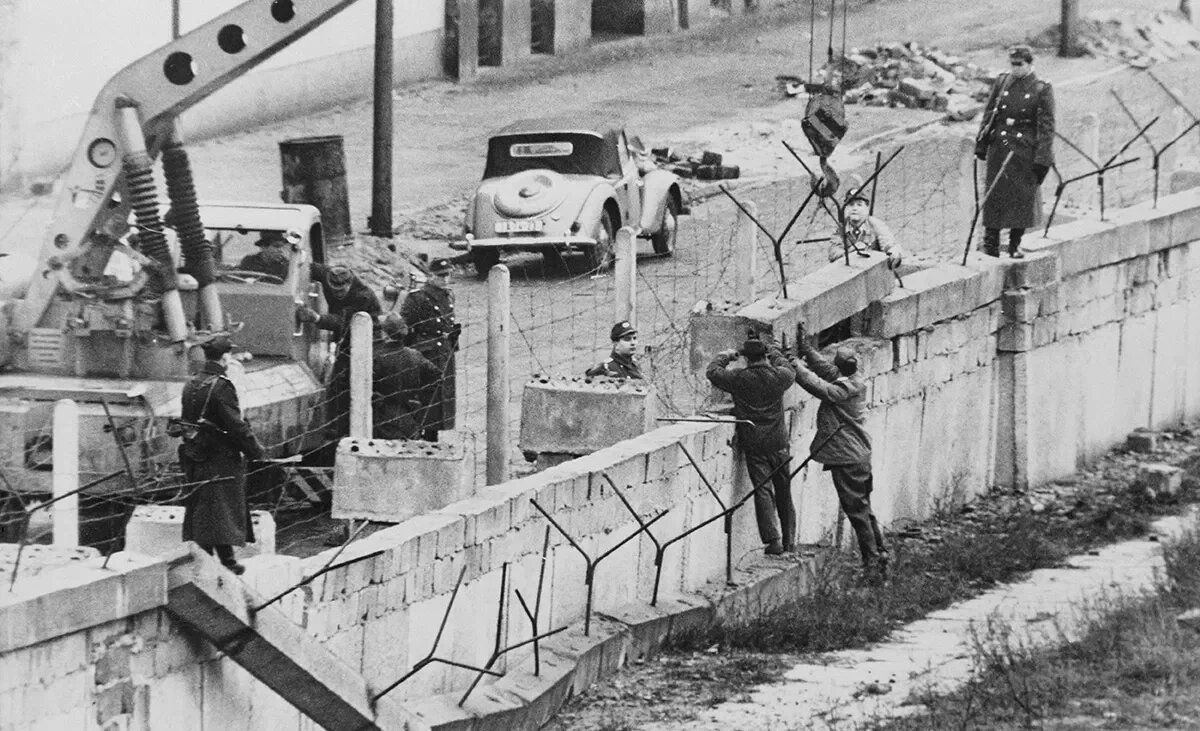    Строительство Берлинской стены / Источник фото: Getty Images