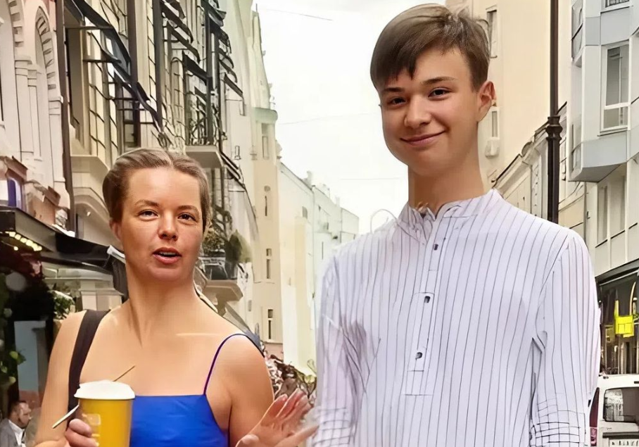Алиса Гребенщикова с сыном.