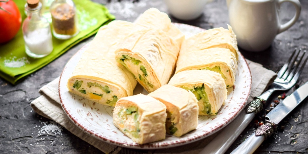 Рулетики из лаваша с творожным сыром и огурцом 