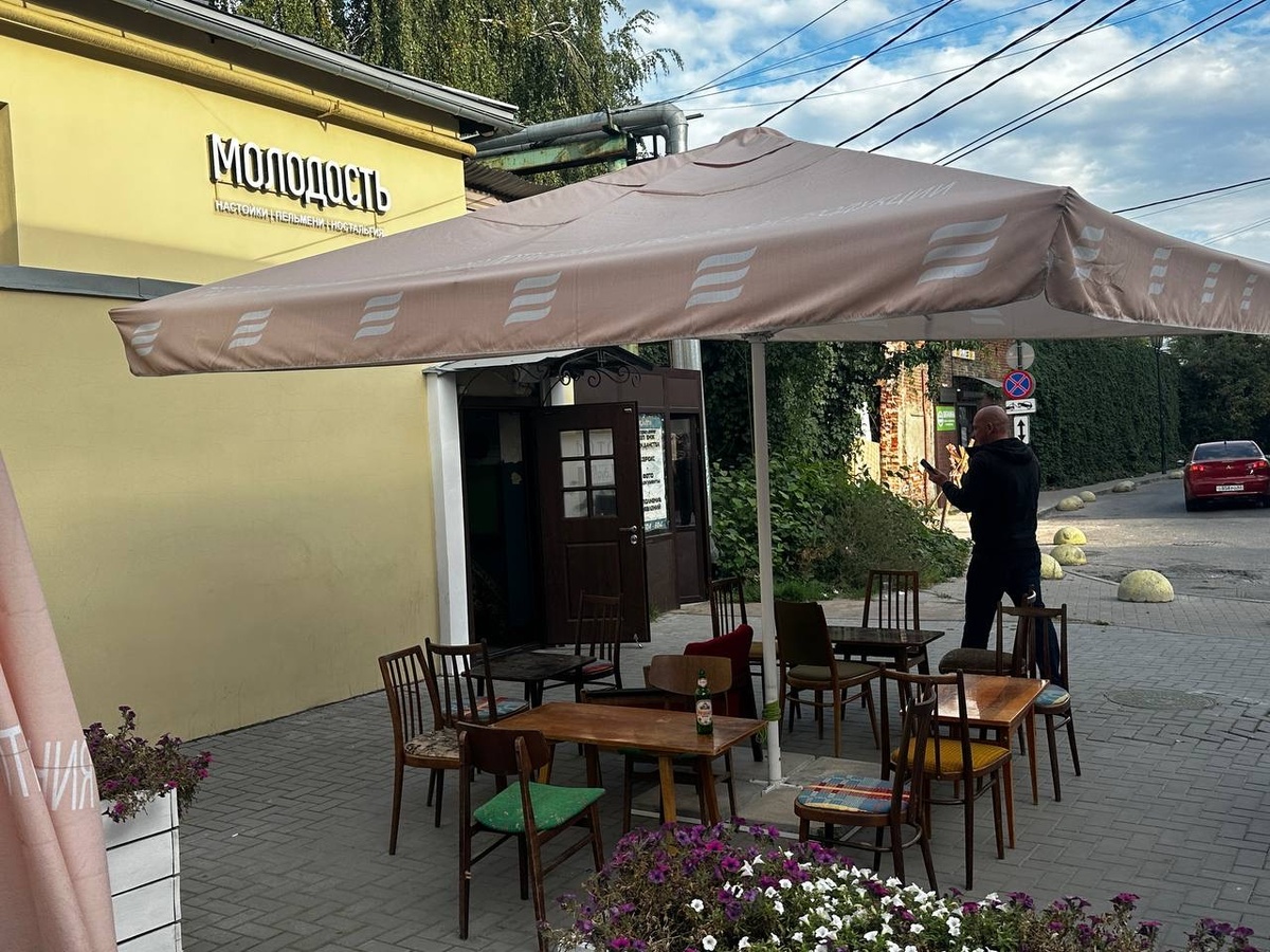 Находится Алкобуфет «Молодость» в центре Рязани по адресу: ул. Соборная, д. 11/63, стр 2