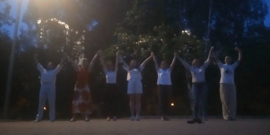 Танцы на лужайке...