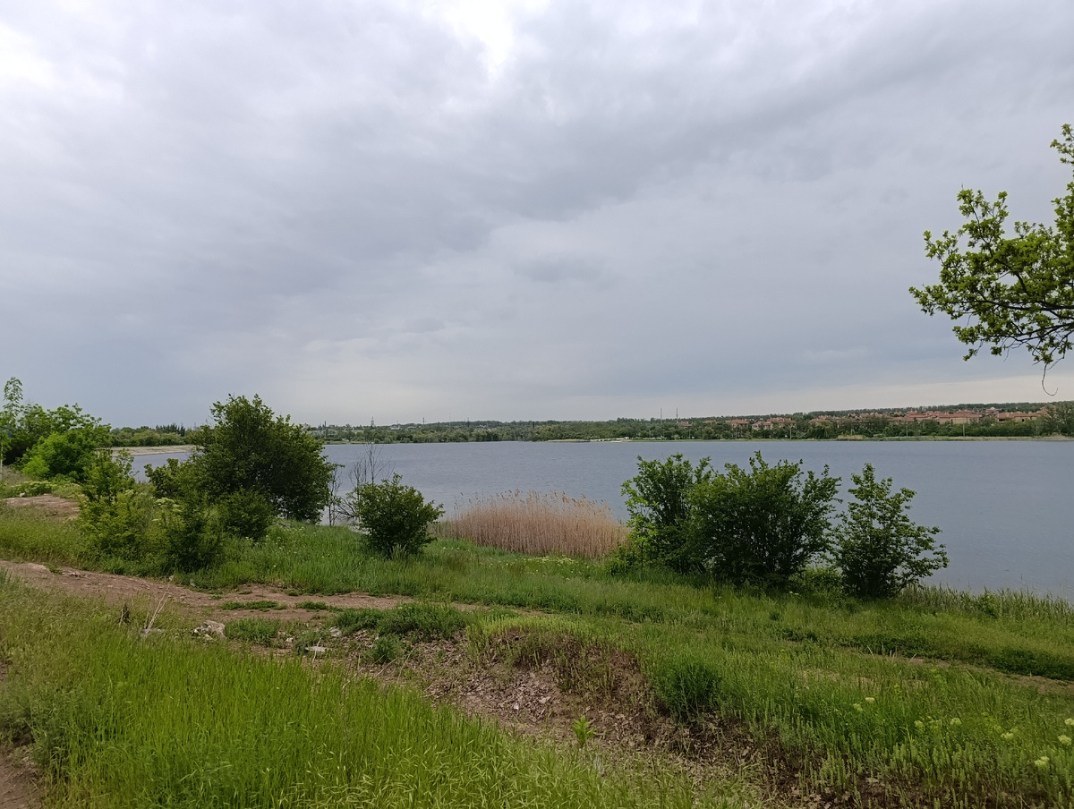 Донецкое море - это один из участков "дикой" природы, где хорошо гуляется пешком и отлично катается на велосипеде.