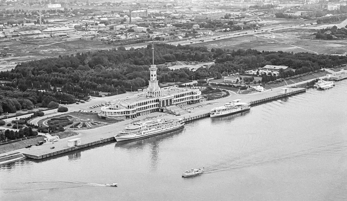 Северный речной вокзал с высоты. Высота со шпилем 75 метров, длина фасада 150 метров.