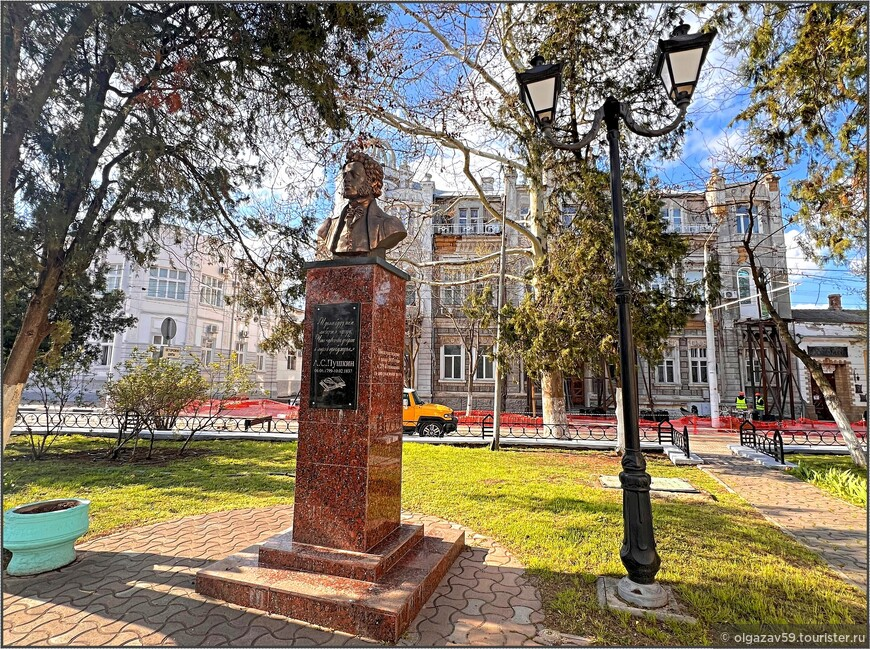 Рядом с библиотекой установлен памятник Пушкину, торжественное открытие которого состоялось 6 июня 2018 года — в день рождения поэта © Ольга, olgazav59.tourister.ru