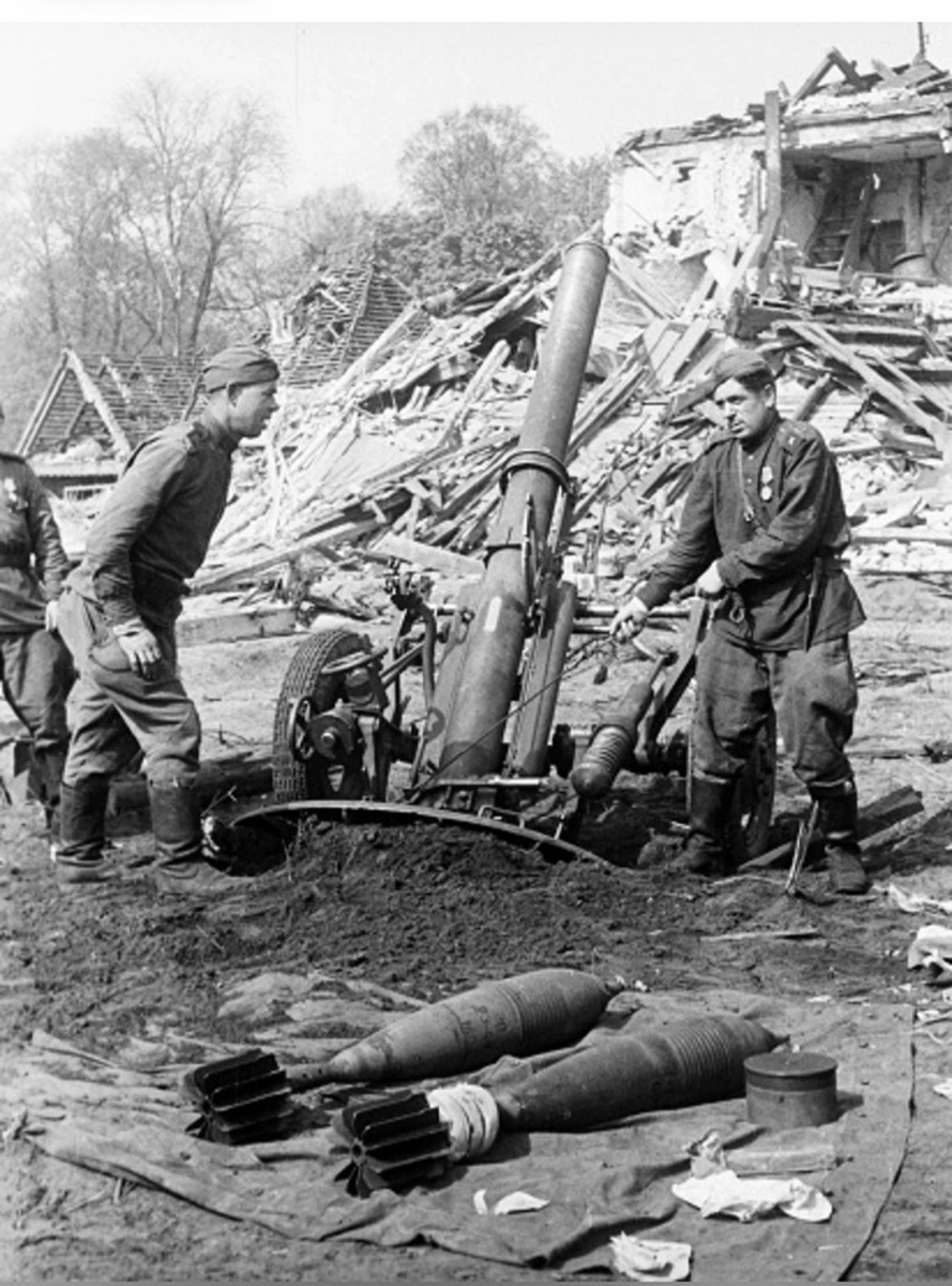 Расчёт советского 160-мм миномёта МТ-13 ведёт огонь в Берлине, апрель 1945 года.