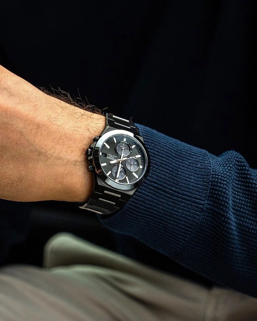 Edifice EFS-S650DC-1A — сбалансированный хронограф для сдержанного стиля. Черные цвет и блеск керамики добавляют строгости