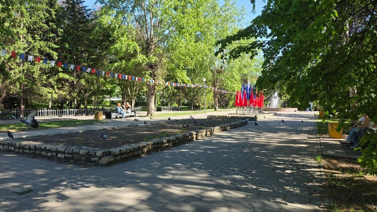    В будни в сквере можно было встретить много омичей   Юлия Истомина / gorod55.ru