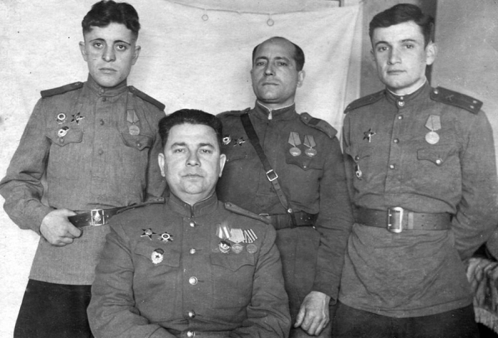Евгений Весник с сослуживцами