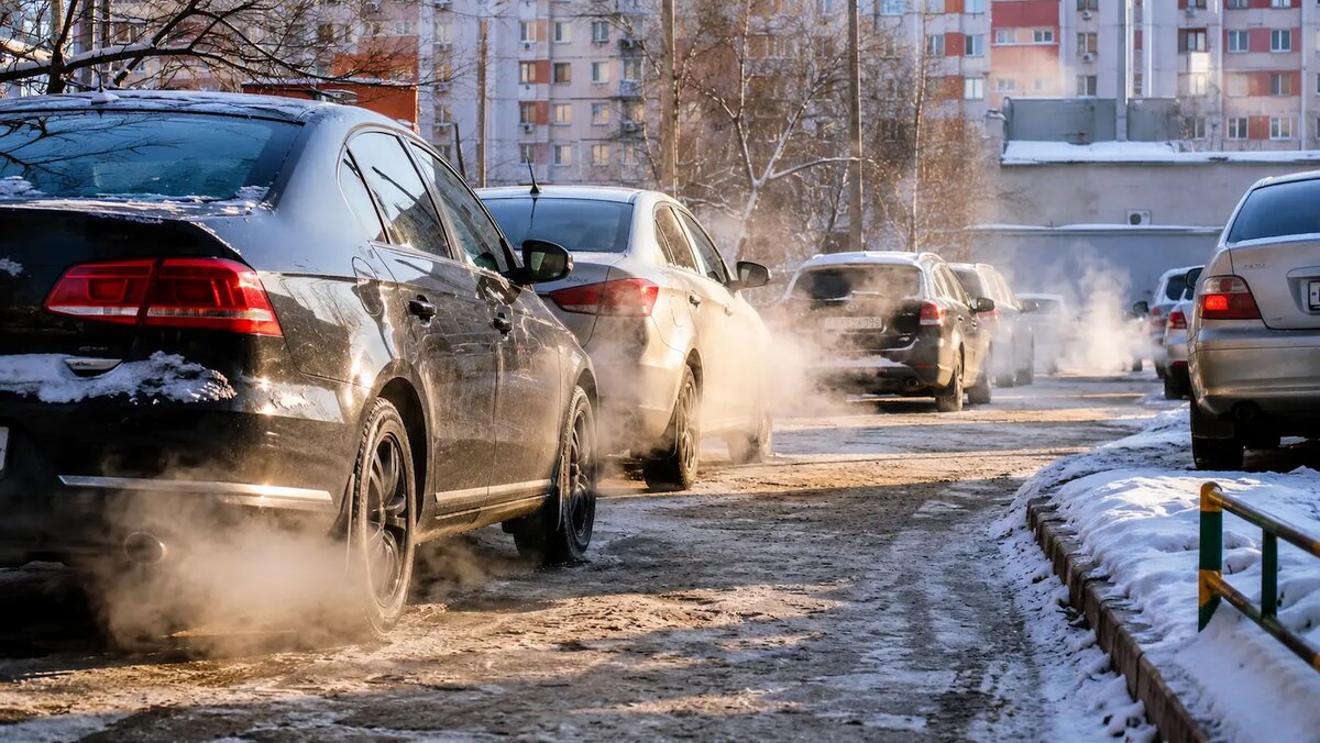 Прогрев автомобилей во дворе ранним утром всё чаще становится причиной жалоб соседей и возможных штрафов.