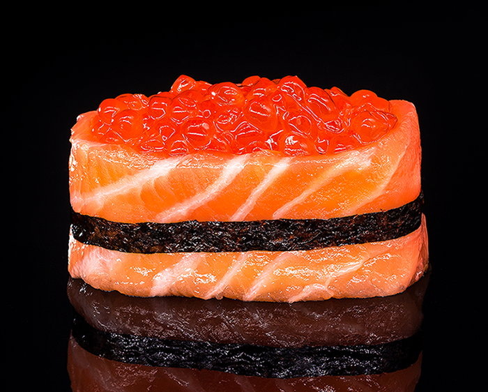 Суши Икура сяке с сайта https://higasi.ru/sushi/susi/ikura-sjake/
