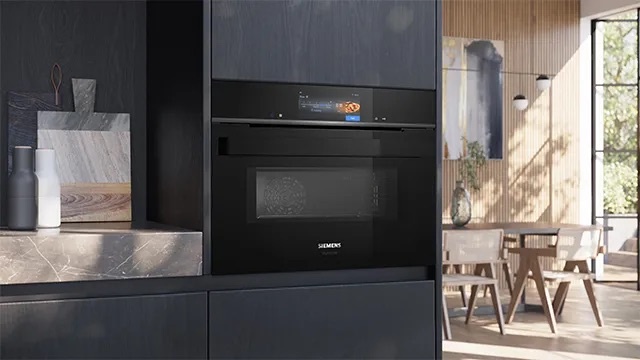 Фото: Встроенная микроволновая печь Siemens—выбор для продуманного, целостного кухонного гарнитура.