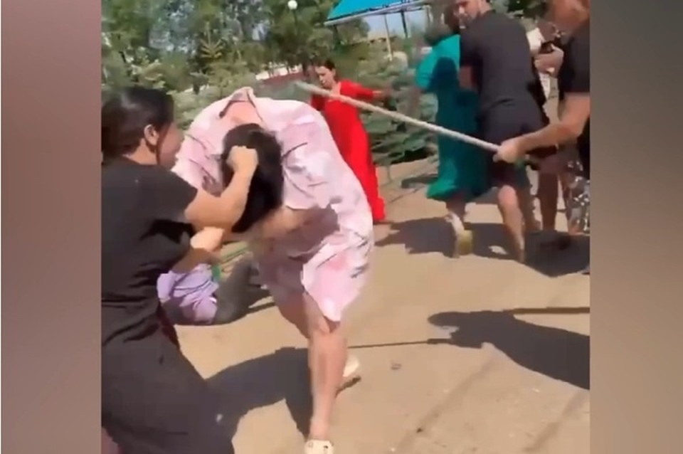    Полиция начала проверку после массовой драки. Фото: скрин с видео/соцсети.