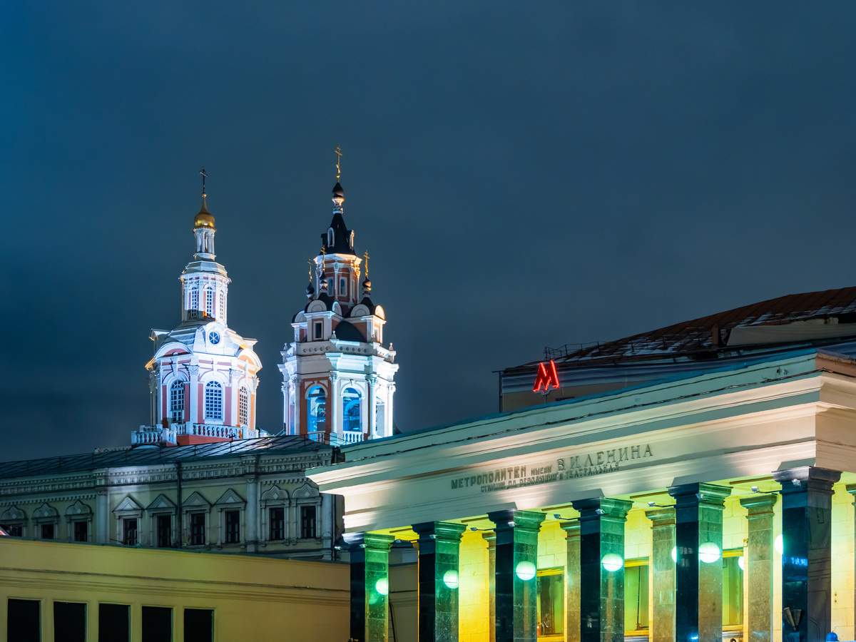 Вход на станцию «Театральная» Московского метрополитена. Источник: Shutterstock, Konstantin Aksenov