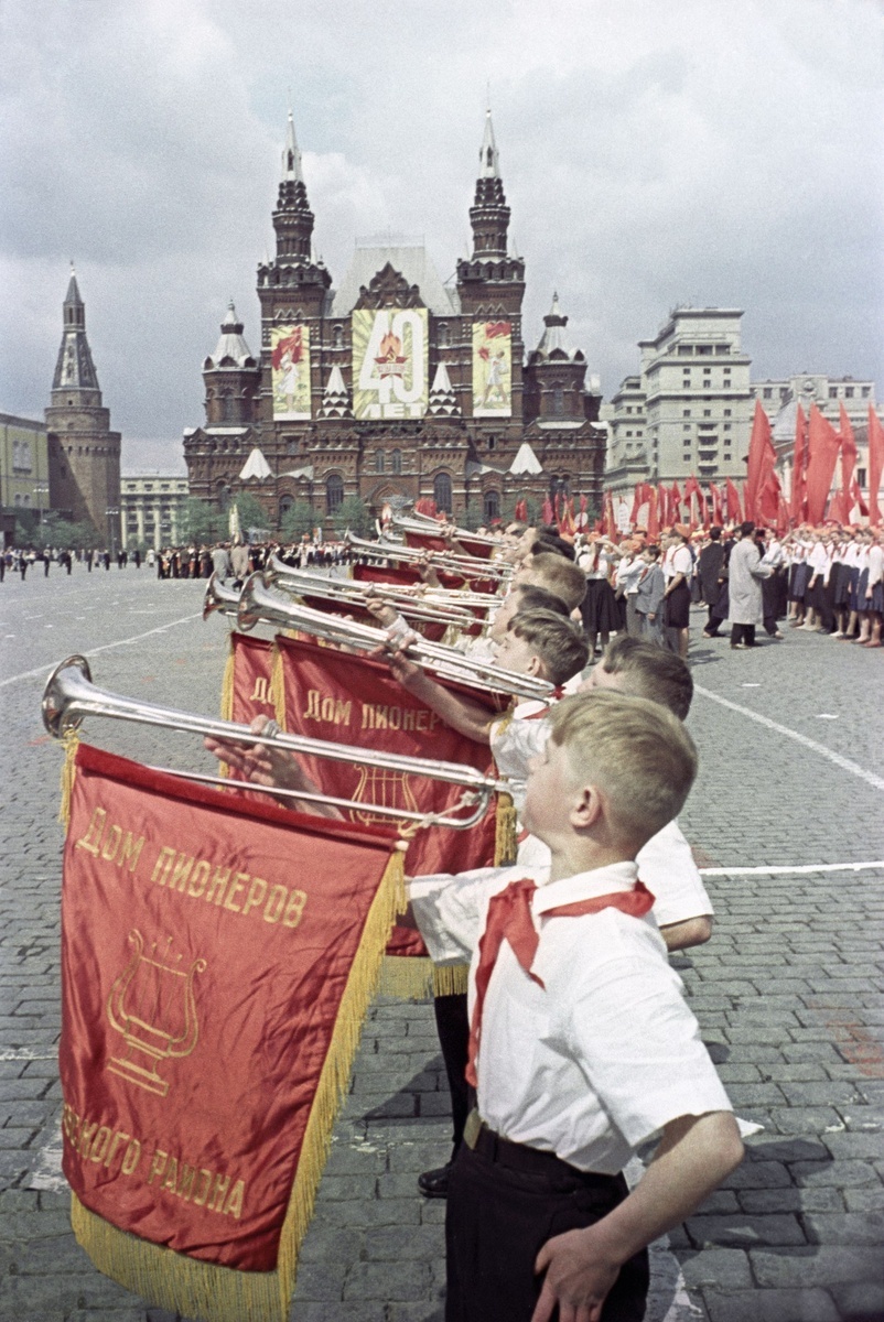 Юрий Кривоносов. День Пионерии на Красной площади. 1970-е гг.