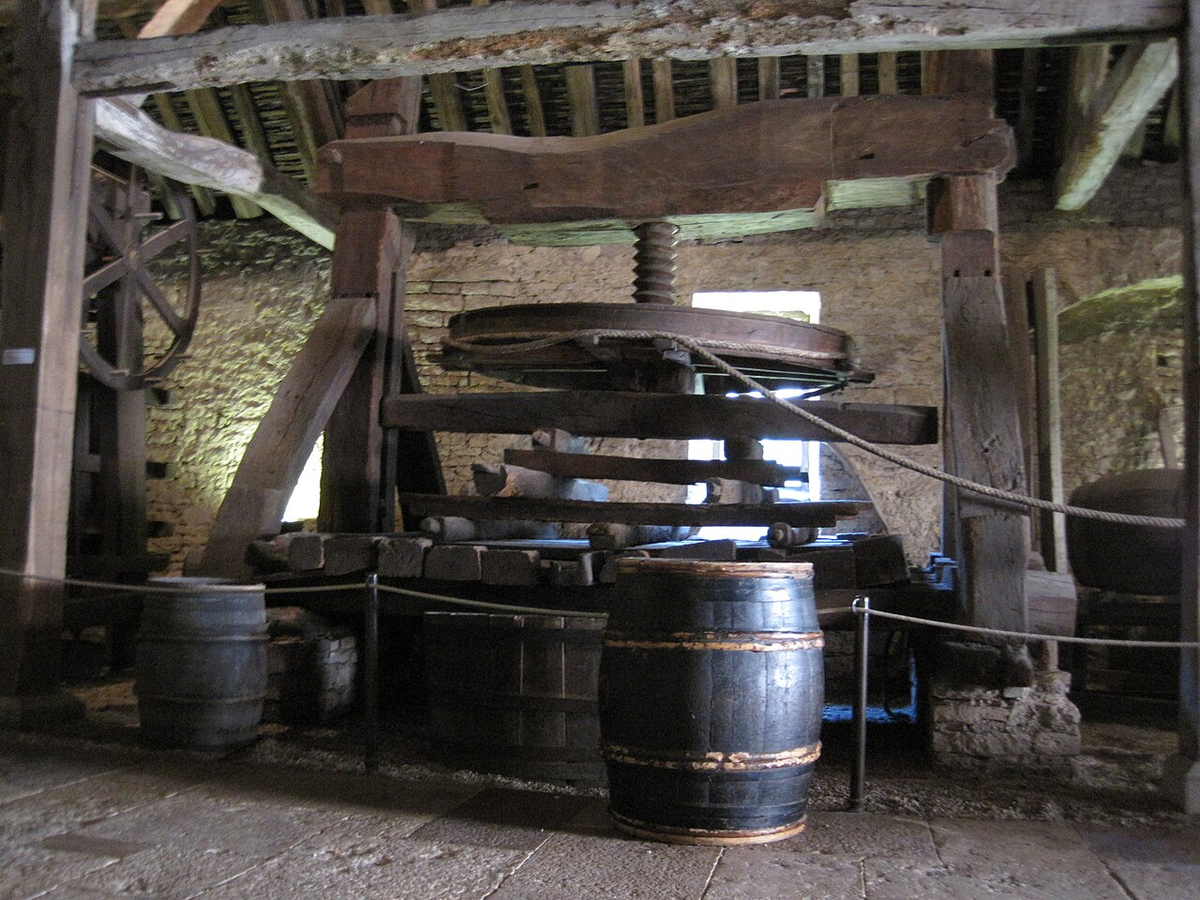 Пресс с горизонтальным колесом и верёвкой (XVI век). https://fr.wikipedia.org/wiki/Vignoble_de_Bourgogne