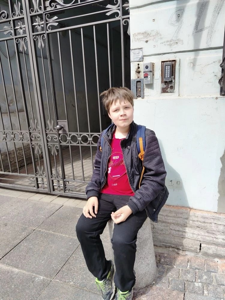 у входа в гостиницу