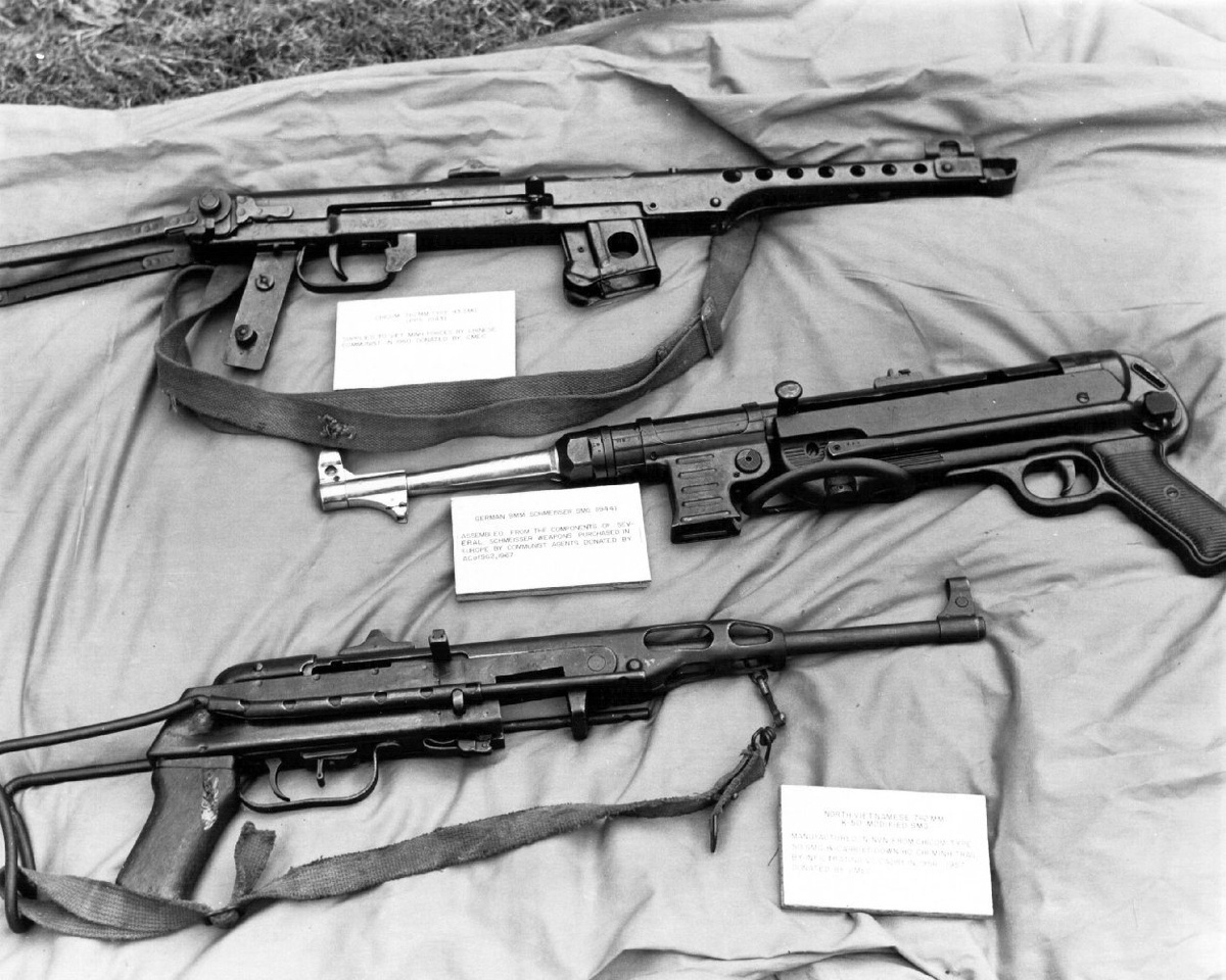 MP 40 (в центре), захваченный у Вьетконга, Вьетнамская война