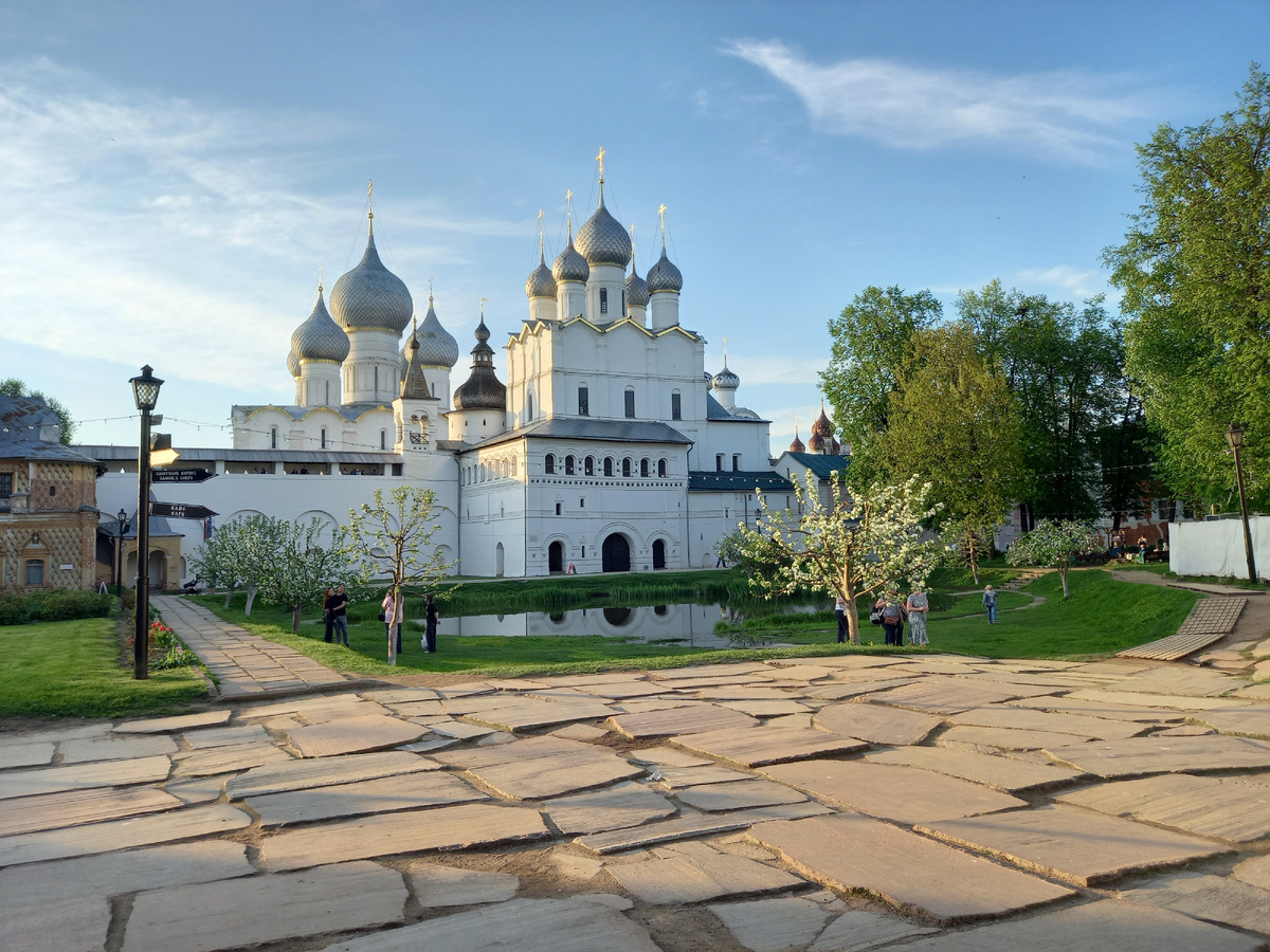 Церковь Воскресения и Успенский собор на заднем плане.