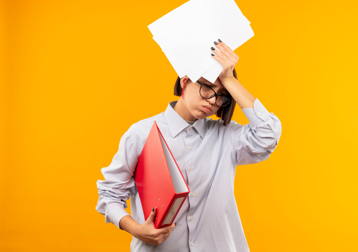 источник фото: https://www.magnific.com/ru/free-photo/tired-young-call-center-girl-wearing-glasses-holding-folder-documents-head-looking-down-isolated-orange-wall_14551137.htm#fromView=search&page=2&position=12&uuid=5053783d-fa22-457b-982a-67cd4e45639f&query=экзамены+тесты