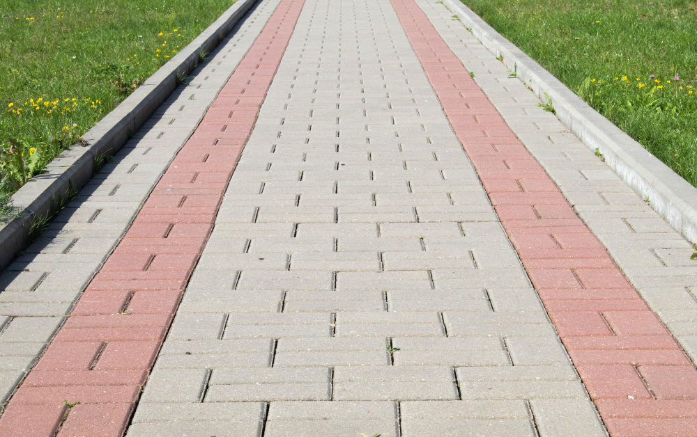 Дорожка из тротуарной плитки на садовом участке