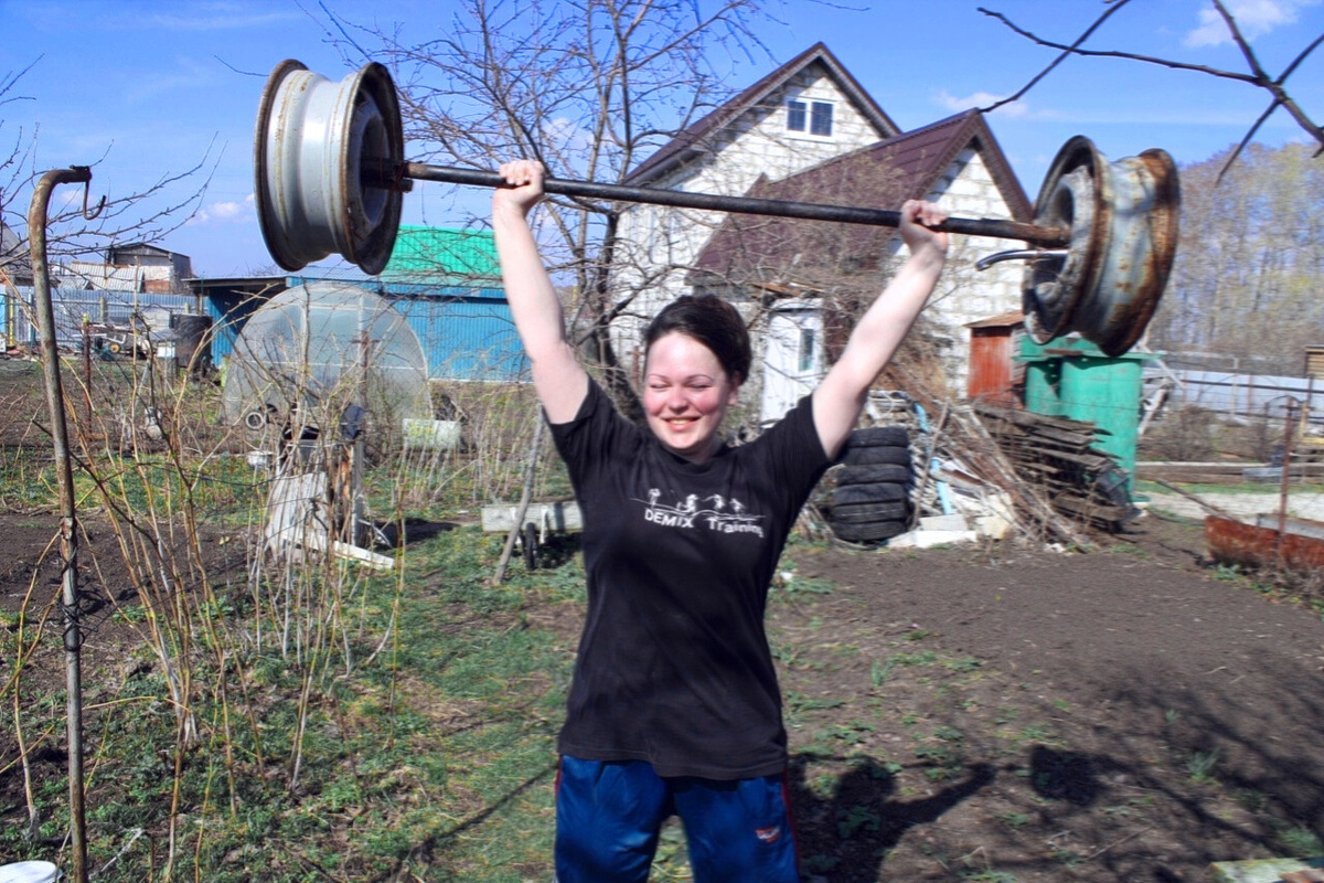 Когда штанга мужа тяжеловата, а папина самодельная в самый раз! 💪