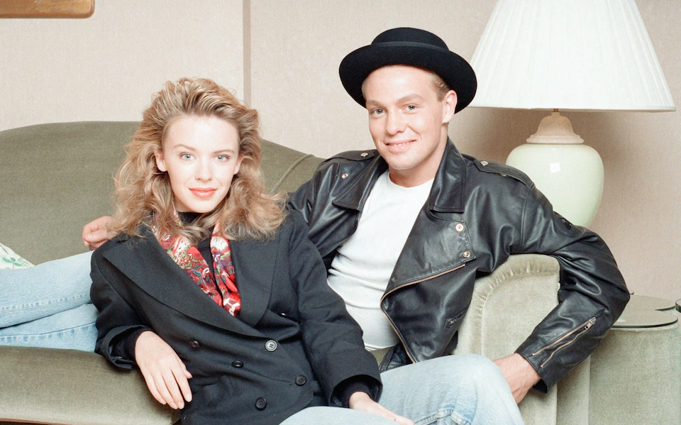На снимке 1988 года эта пара в образе культовых героев сериала «Соседи» — Шарлин Митчелл и Скотта Робинсона. Фото: Пол Мэсси/Daily Mirror/Mirrorpix/Getty