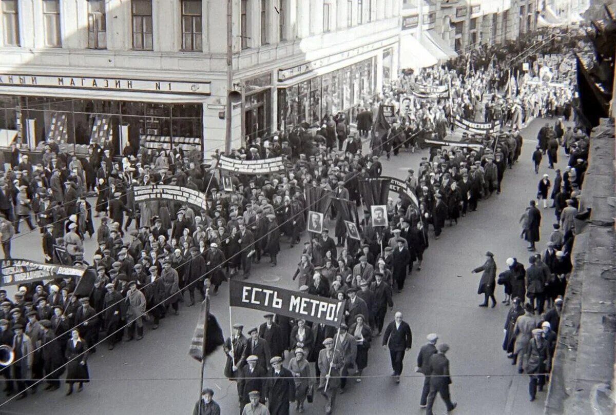 Очередь на вход в метро «Сокольники» во время открытия станций, 1-2 мая 1935 года