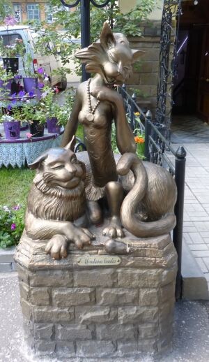 Скульптура Йошкина кошка. (Фото Топ Десятктн)
