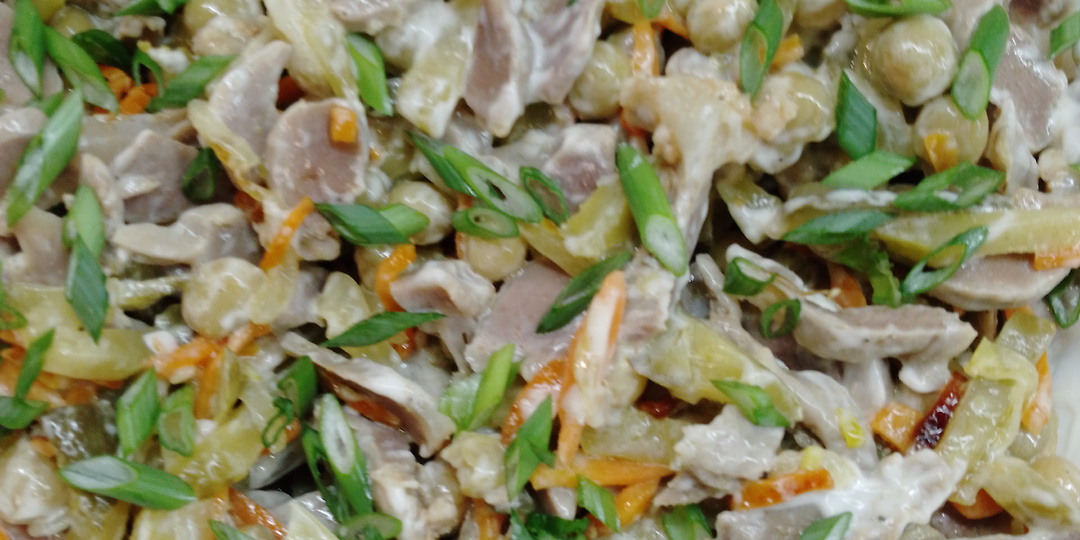 Салат из куриных желудков с зажаркой и горошком.