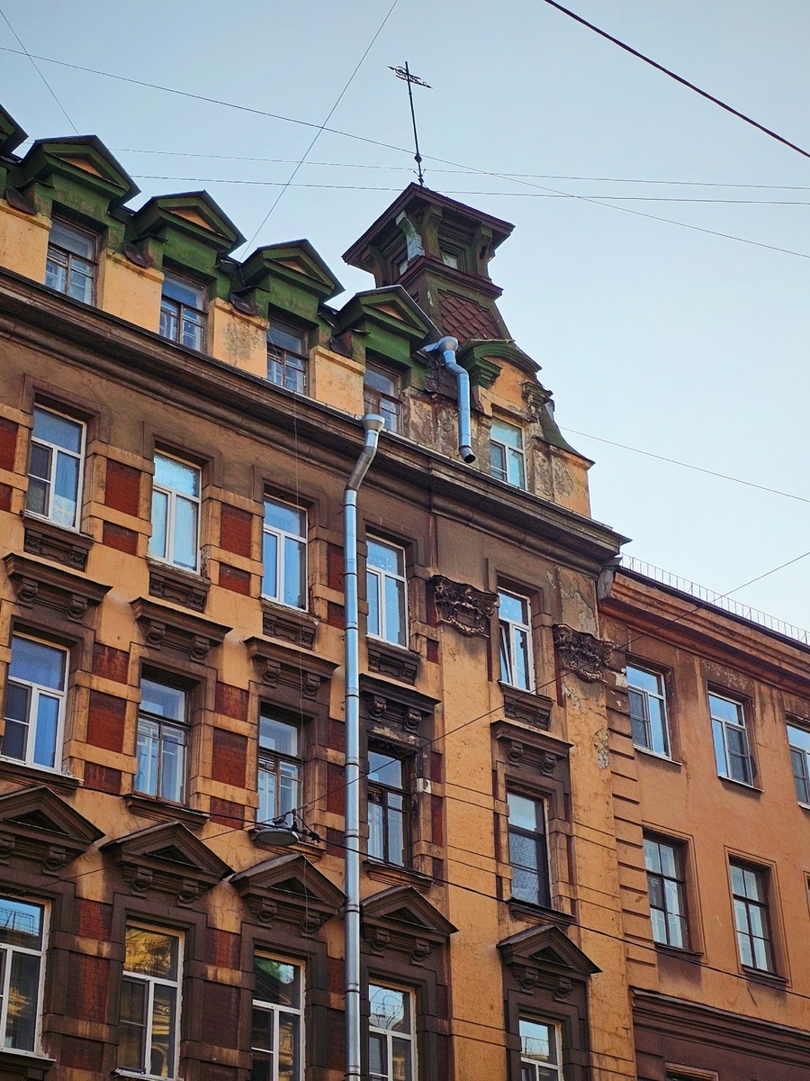 Декор фасада минимален, но дом привлекает внимание масштабом. Фото: Парадная гостья