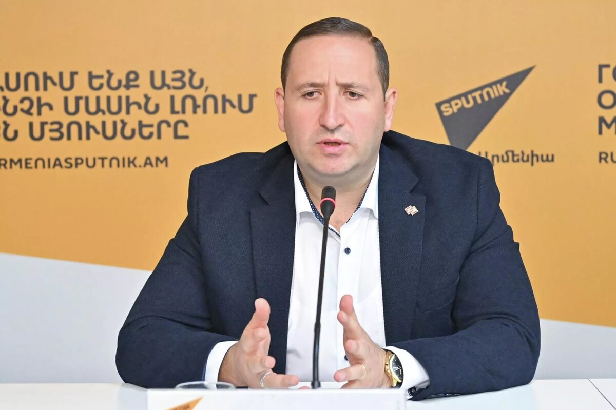 Организатор мероприятия Владимир Геворкян на пресс-конференции, посвященной предстоящему в Ереване международному полумарафону (19 мая 2026). Еревaн © Sputnik / Aram Nersesyan