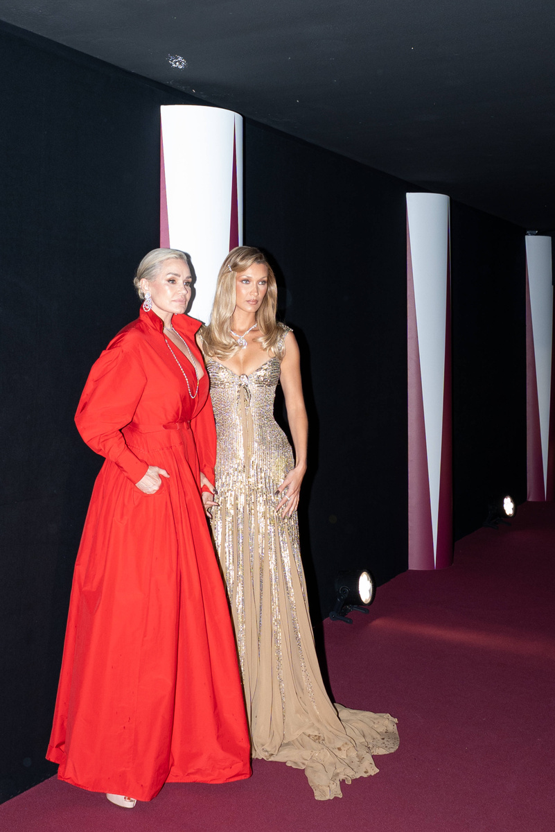    Иоланда и Белла Хадид в Elie Saab