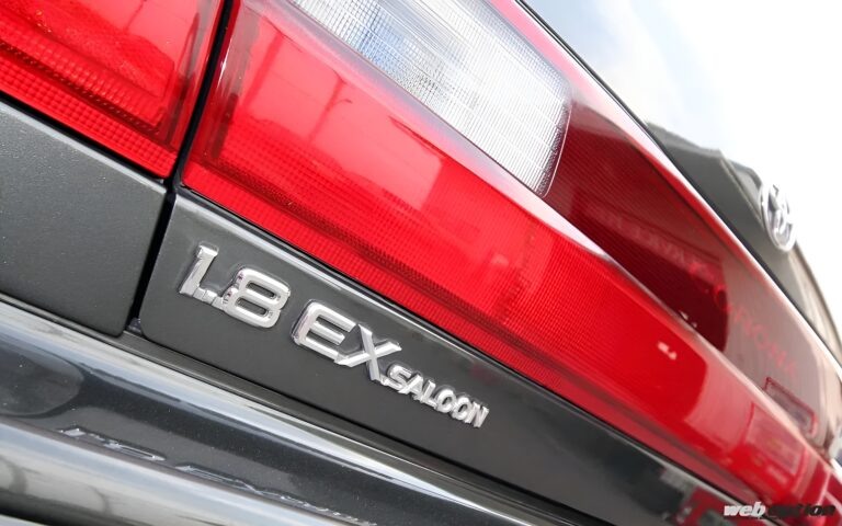 Заводской шильдик 1.8 EX Saloon намеренно оставлен на багажнике.